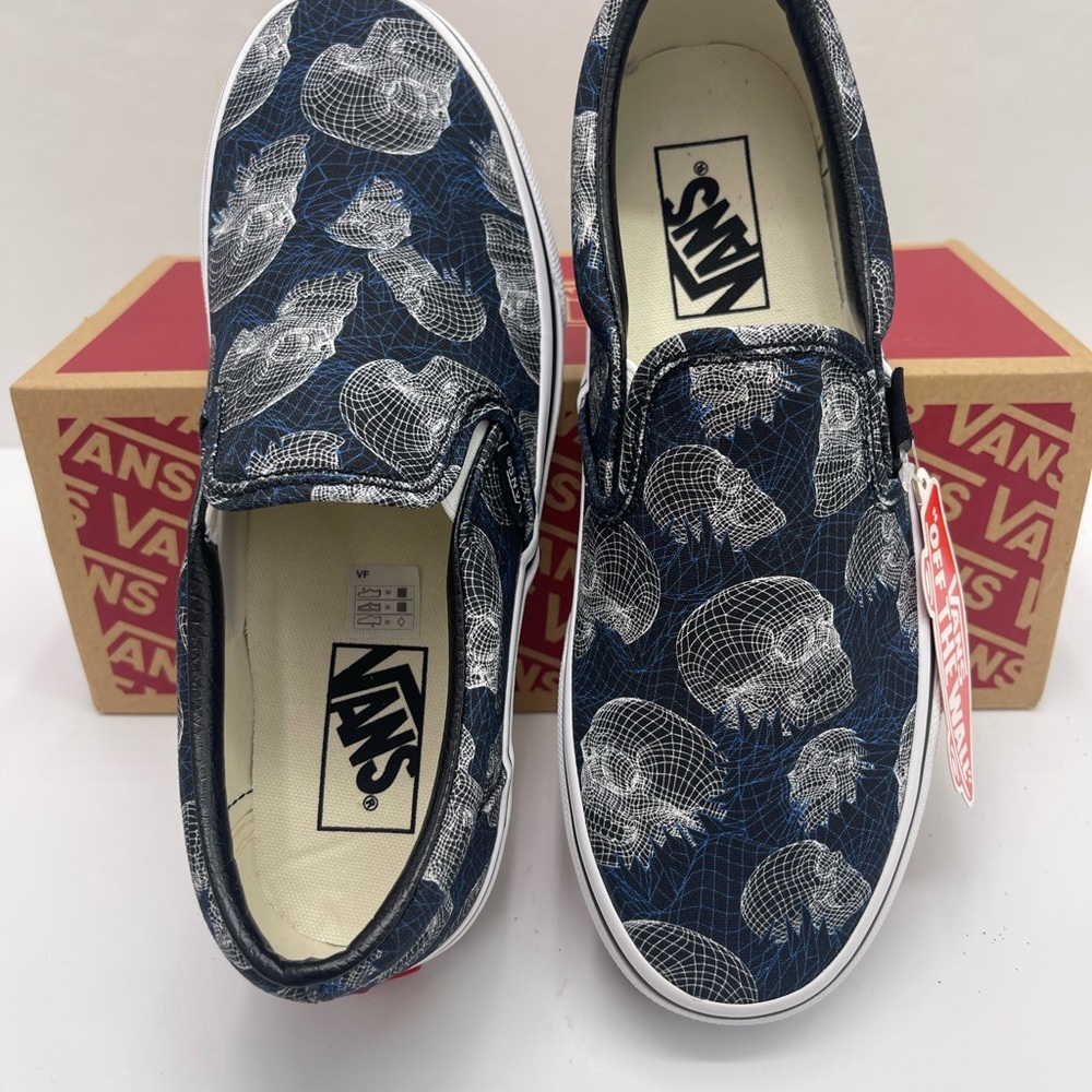 Vans WMNS Vans Women’s Classic Slip-On
(Wireframe Skulls)Blktrwht Sneakers - Picture 5 of 16